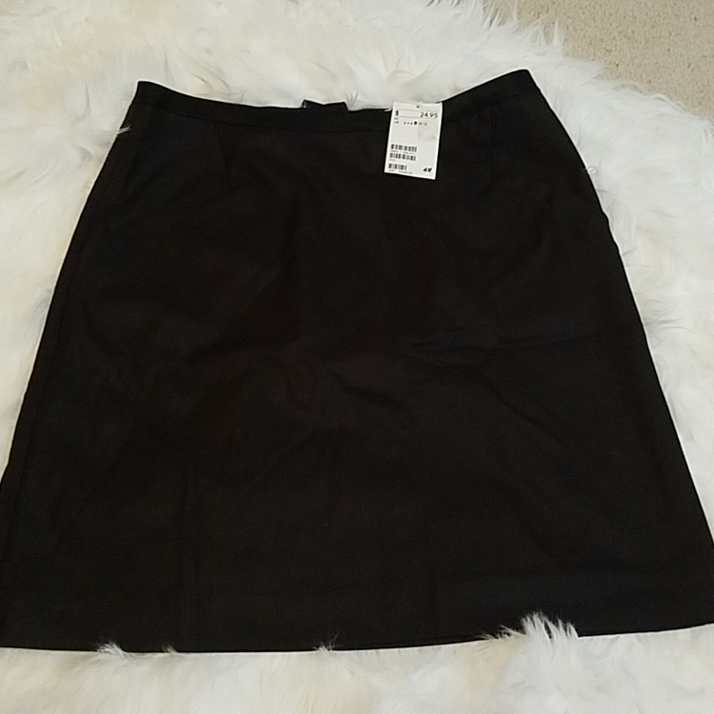 Black pocketed H&M skirt